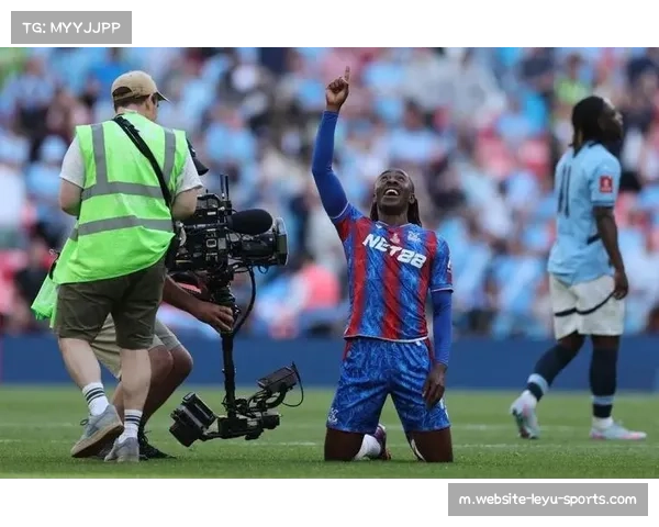 格拉斯纳:期待与埃泽对决,足球场上友情暂时放一边 格拉斯纳:期待与埃泽对决,足球场上友情暂时放一边